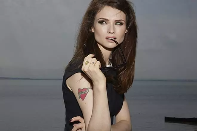 Tetovaža Sophie Ellis-Bekstor