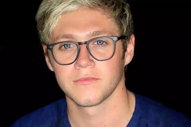 Niall Horan în ochelari