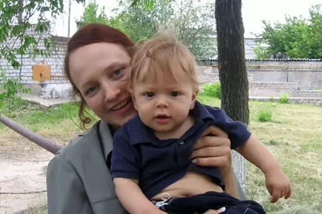 Elena Morozova dengan anak lelaki