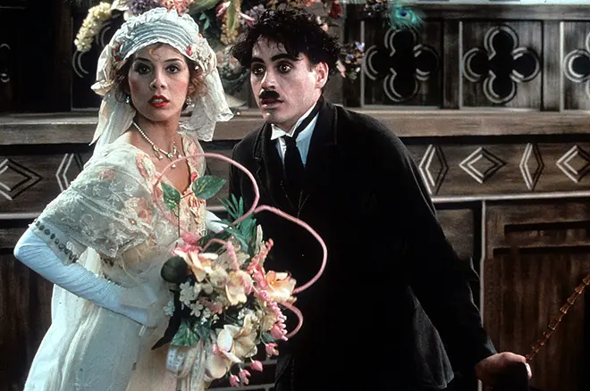Robert Downey Jr. en Marisa Tome yn 'e film "Chaplin"