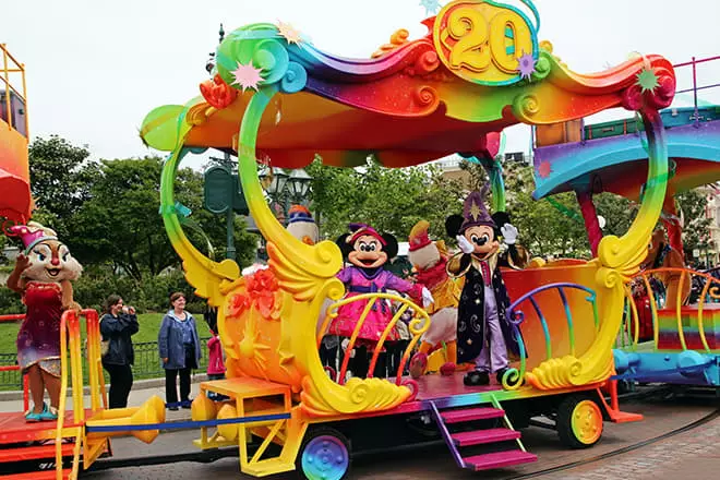 Mickey Mouse viaja de trem na Disneylândia