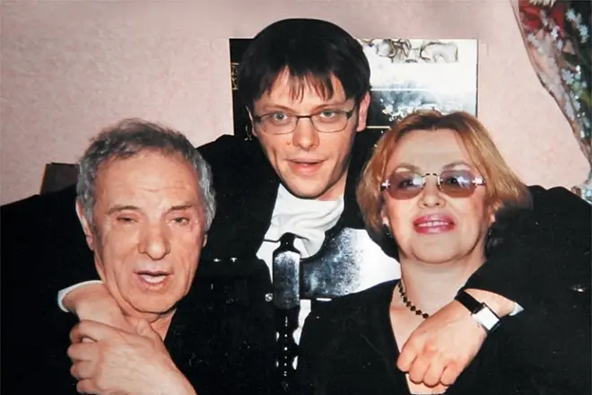 Peter Todorovsky ar savu sievu un dēlu