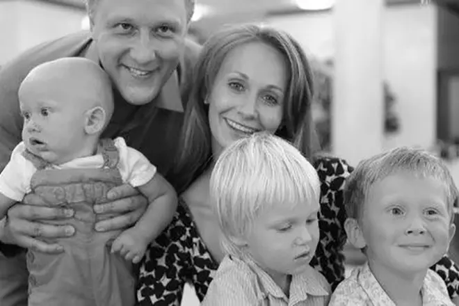 Polina Nevzorova su vaikais ir vyru