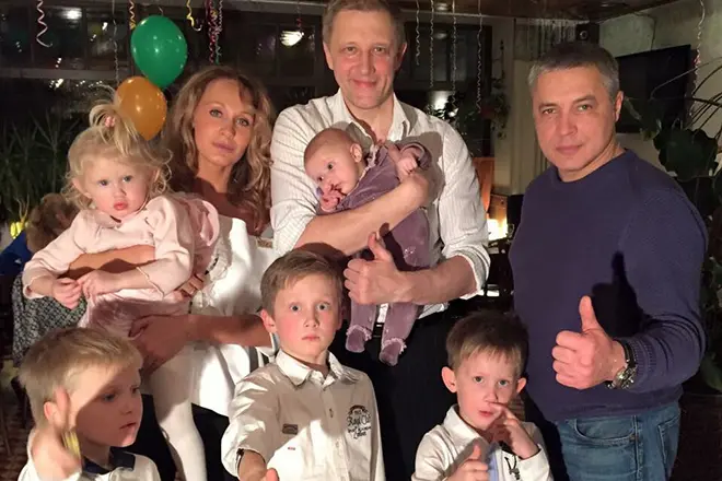 Polina Nevzorova dengan keluarga