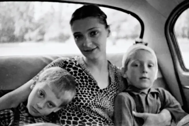 Lyudmila Abramova dengan anak-anak