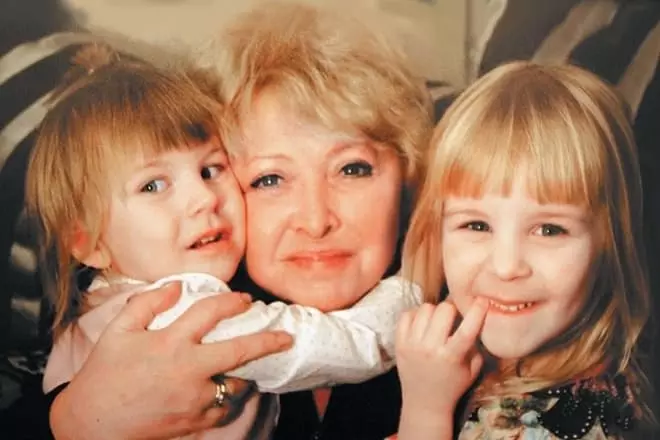 Anna Frolovseva dengan cucu perempuan