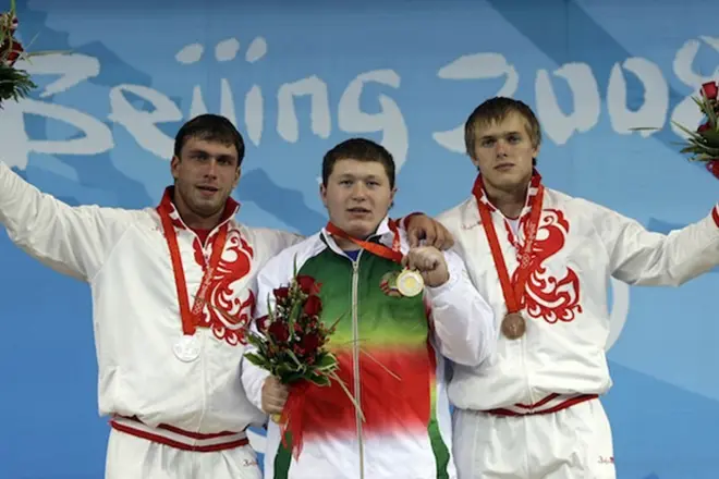 Dmitry Clokov på podiet i de olympiske lekene