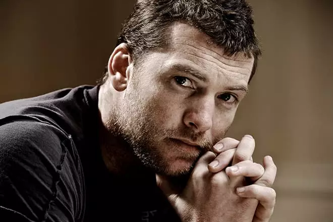 Pełny Sam Worthington.