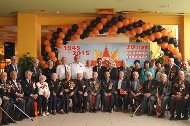 Harutyun Surmalyan con veteranos