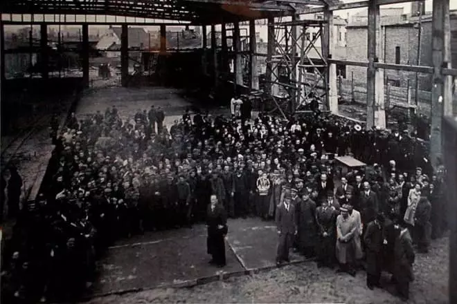 Oscar Schindler ĉe la fabriko