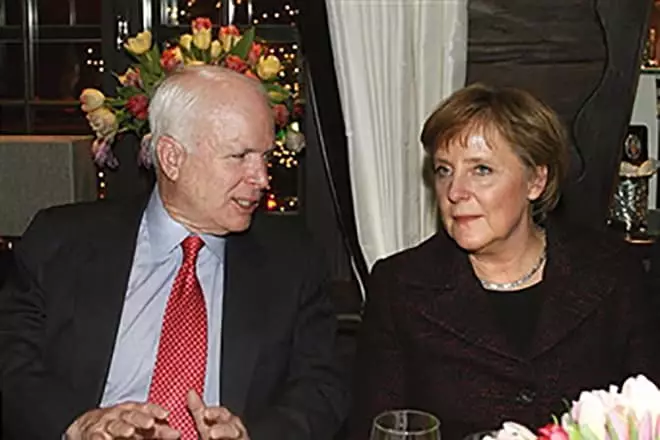 John McCain en Angela Merkel