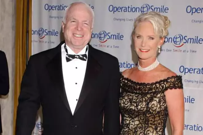 John McCain နှင့်သူ၏ဇနီး Cindy