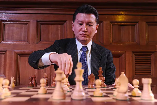 Кірсан Ілюмжинов грає в шахи
