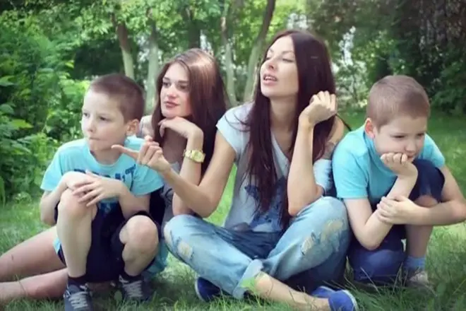 Natalia Krasnova e crianças