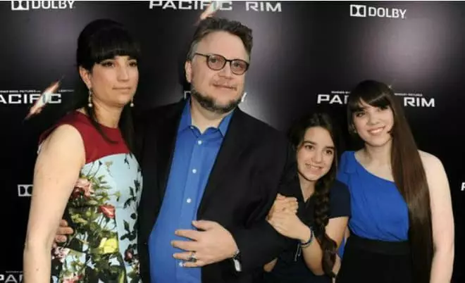 Guillermo del Toro pẹlu iyawo rẹ ati awọn ọmọ