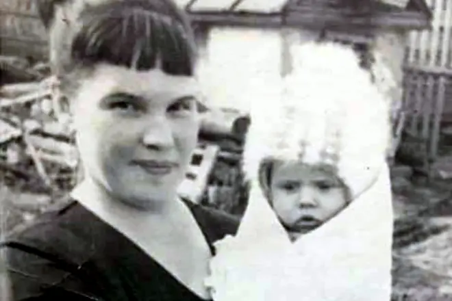 年輕的svetlana ustinenko與女兒