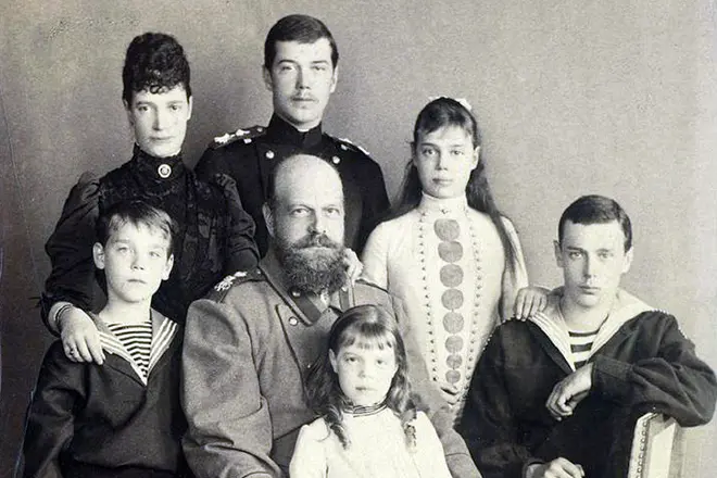 ماريا فيدوروفنا مع الأسرة