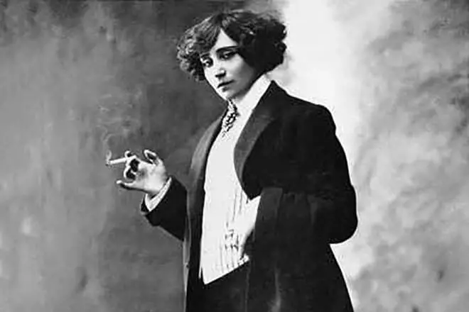 Georges Sand mit Zigarette und Herrenanzug