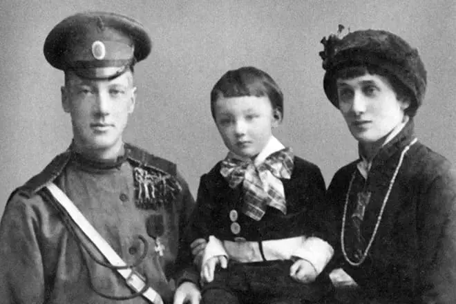 Nikolajs Gumilevs un Anna Akhmatova un dēls