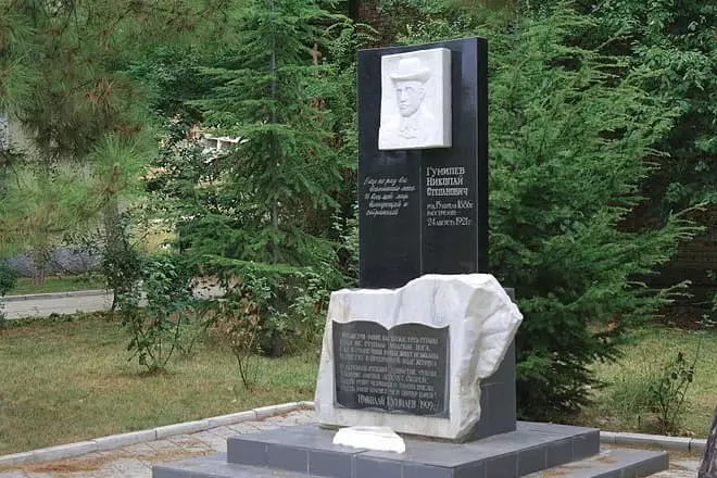 Հուշարձան Նիկոլայ Գումիլեւը Կոկտեբելում