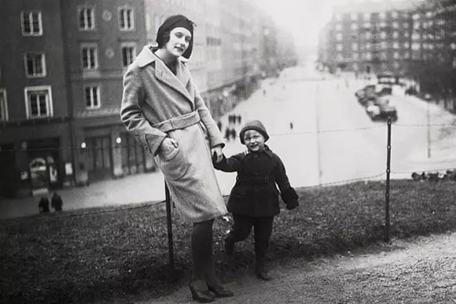Young Astrid Lindgren með son