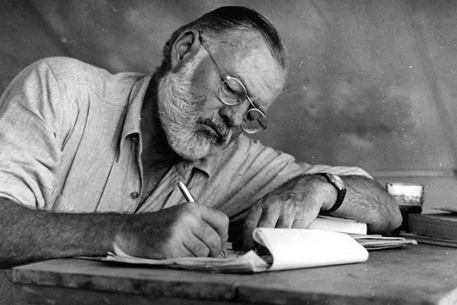 Ernest Hemingway w pracy