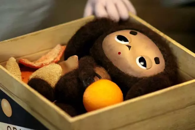 Cheburashka用橘子的盒子
