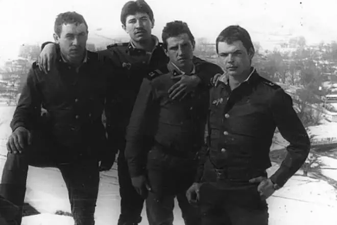 Sergey Mavrin en el ejército (extrema derecha)