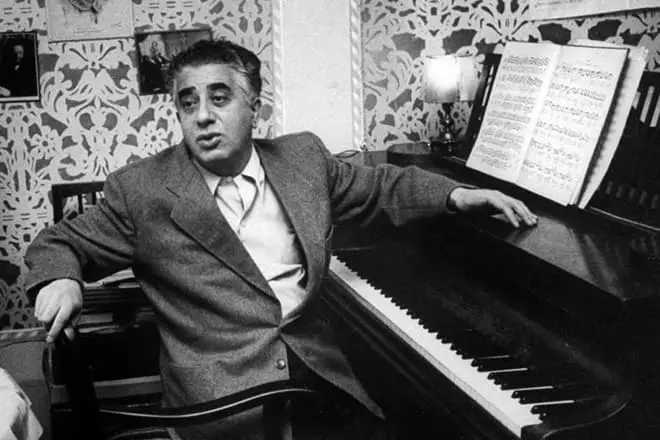 AraM Khachaturian pro klavír