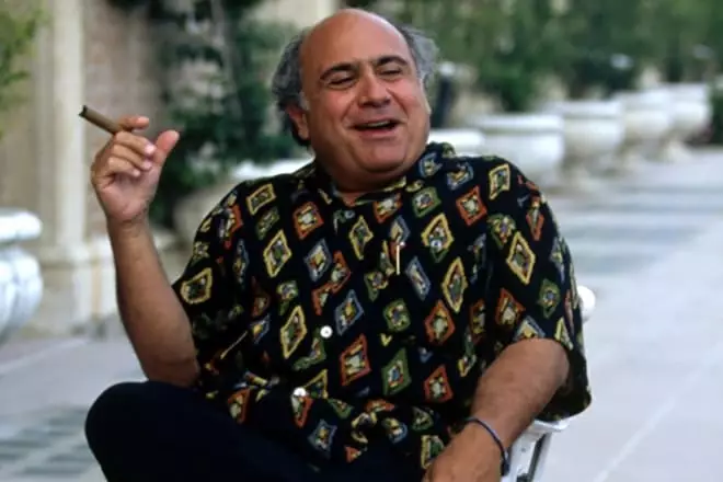 Danny de Vito amas cigarojn