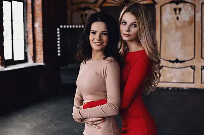 Anna Peskov con la hermana de Alexandra.