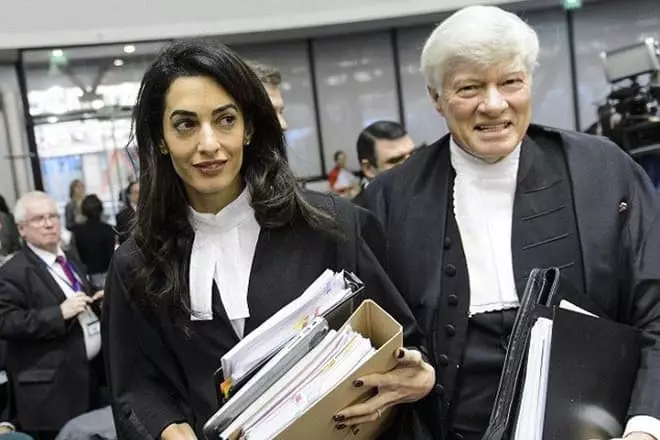 Амаль Клуні ў зале суда
