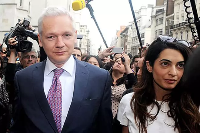 Amal Alamuddine og Julian Assange