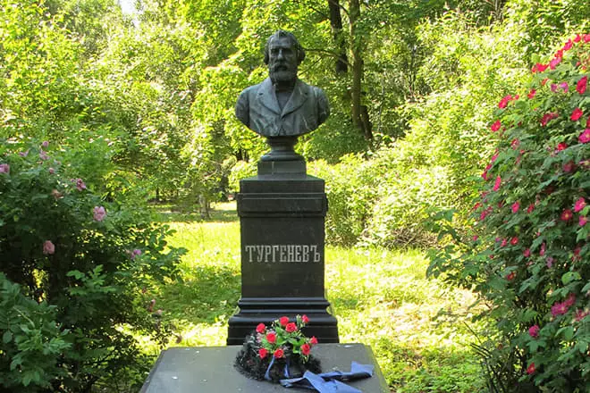 La tombe d'Ivan Turgenev sur un cimetière de loups