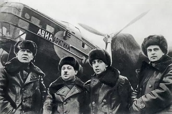 Rannpháirtithe an expedition go dtí an Pol Thuaidh: Peter Shirshov, Ivan Papanin, Ernst Krenkel, Evgeny Fedorov