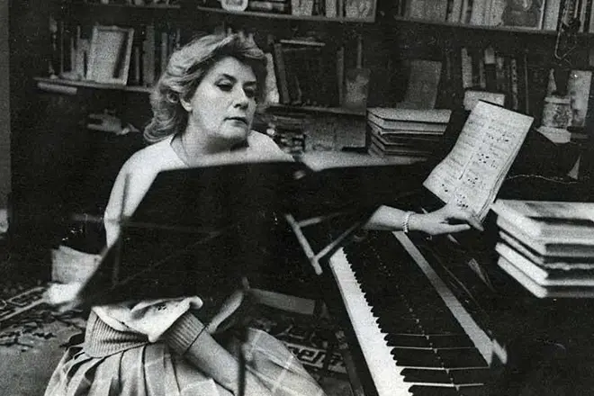 Elena Exodzova ar gyfer piano