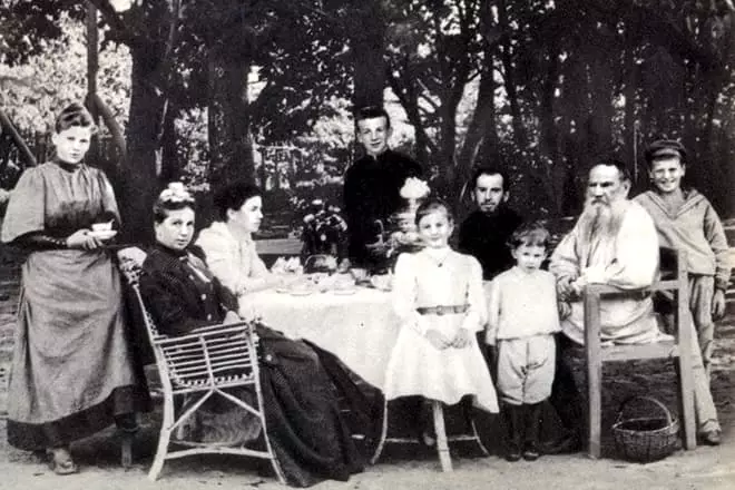 Leono Tolstoj kun familio