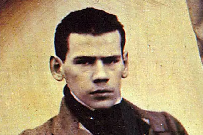 Lion Tolstoy στη νεολαία
