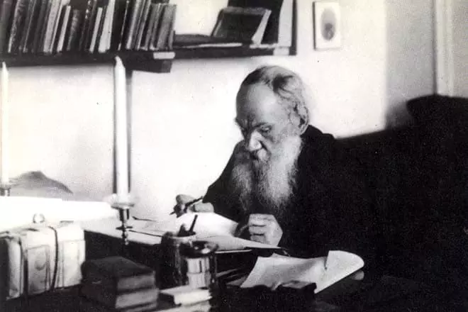 Lion Tolstoy na delovnem mestu