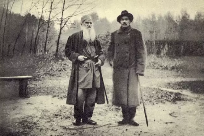 Lion Tolstoy at Maxim Gorky.