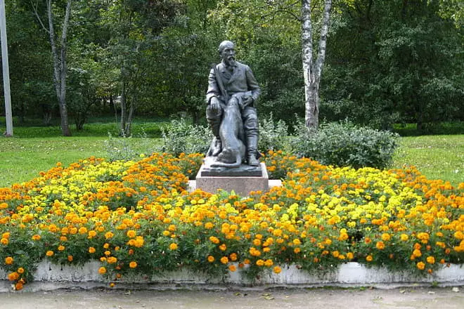 Monument voor Nekrasov met een hond in een wonder