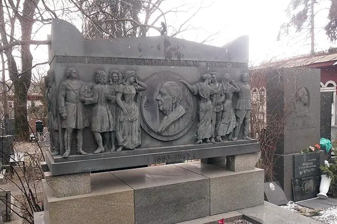 Гробница Алексей Толстой