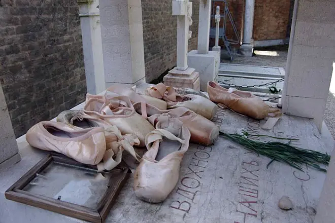 Ballet sko på graven af ​​Sergey Dyagileva