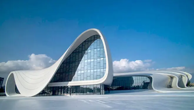 Zha Hadid - autor i qendrës së Heydar Aliyev, Baku, Azerbajxhan