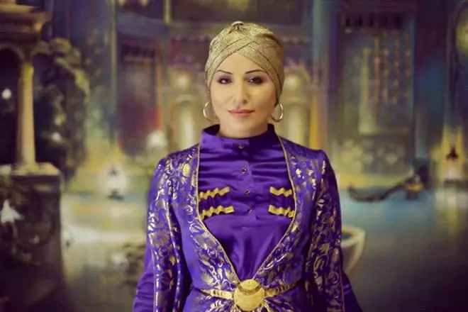 Zainab Makhaev në një kostum kombëtar