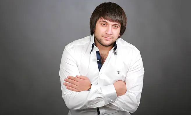 Singer Elbrus Dzhanmirzoev.