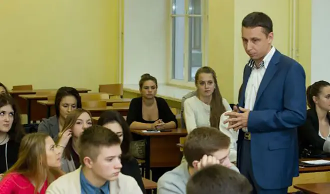 Boris Gwebkov loeb õpilastele loengut