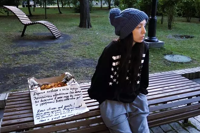 Néhány nap Dasha Suvorov az éjszakát a parkban töltötte