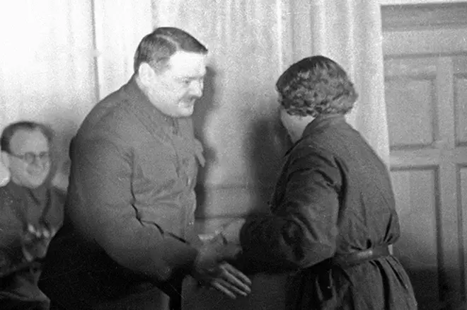 Andrey Zhdanov, 1942-ci ildə Leninqrad müdafiəçilərinə mükafatlar təqdim edir