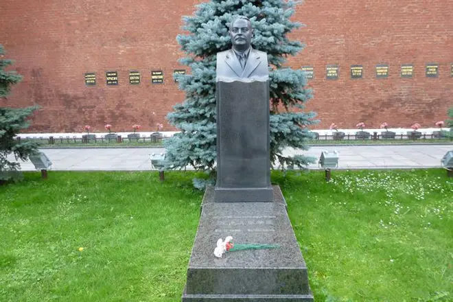 La tomba di Andrei Zhdanova del muro del Cremlino